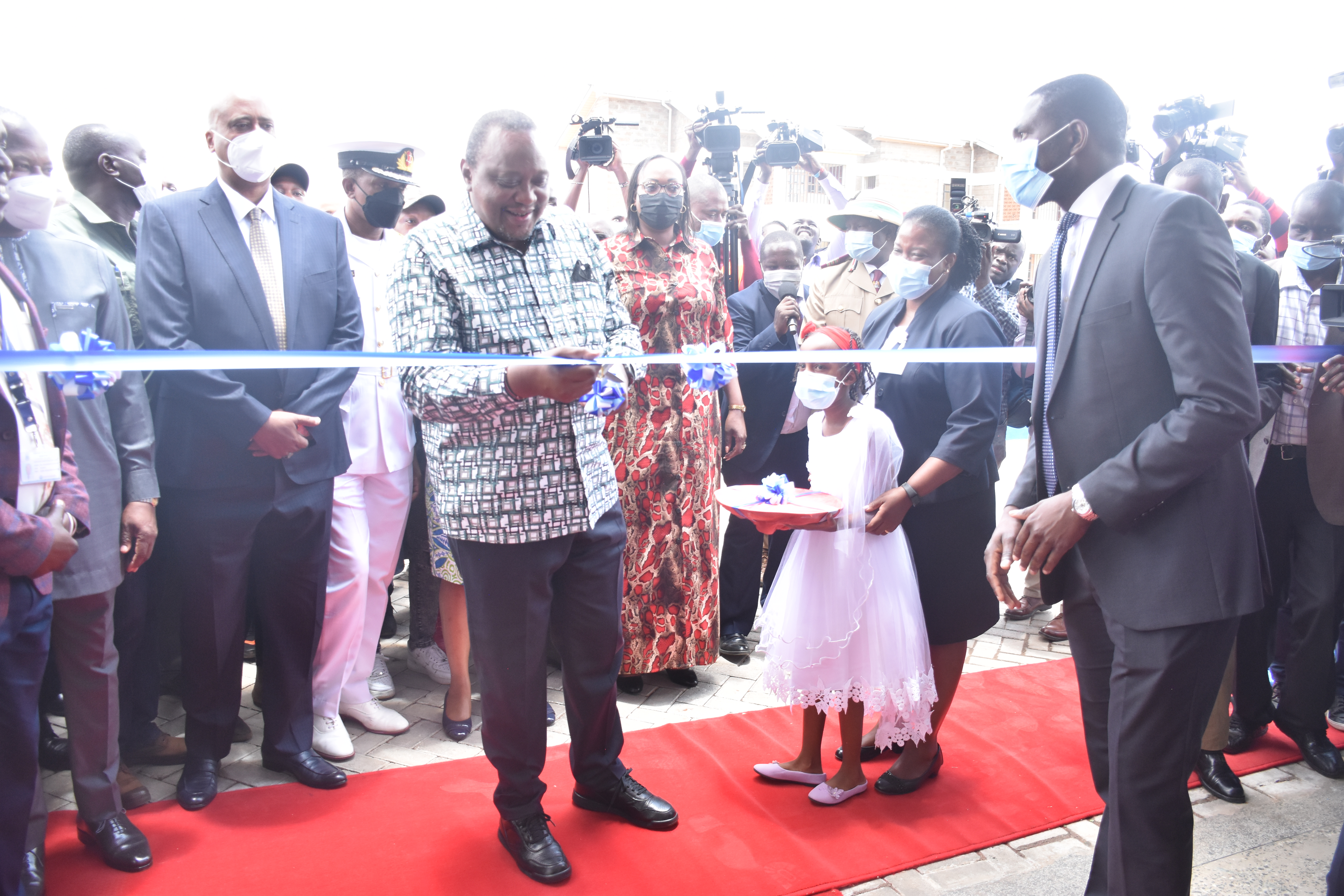 H.E. Hon Uhuru Kenyatta, C.G.H cuts the ribbon to open Mama Margaret Uhuru Hospital-KNH Annex on Friday, March 18, 2022